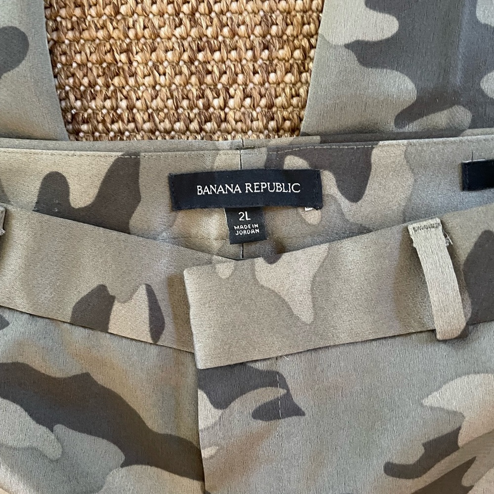 Banana Republic size 2L Avery Camouflage Trouser